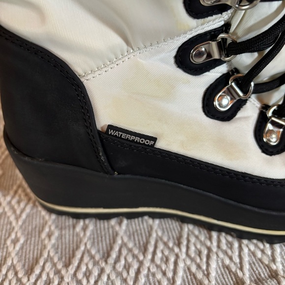 Cougar Waterproof Layne Wedge Winter Boots Size 7. Black and White. - Picture 8 of 12